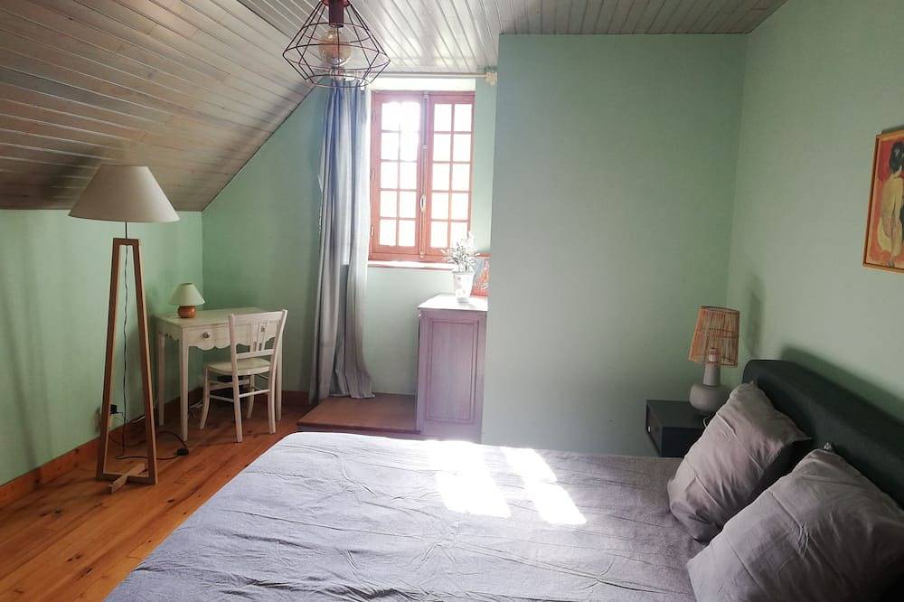 Antigua casa con carácter, piscina privada, tiene capacidad para 6, 3 dormitorios in Champagnac, Macizo Central