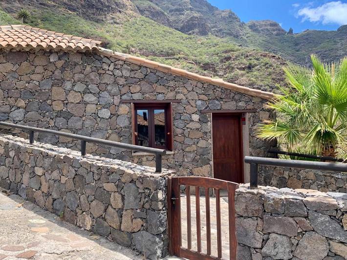 Location de vacances pour 4 personnes, avec Terrasse ainsi que Jardin et Vue dans Masca