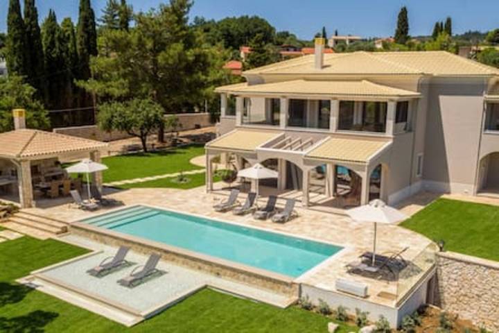 Διαμερίσματα διακοπών για 10 άτομα, με πισίνα και κήπο καθώς και μπανιέρα υδρομασάζ και ταράτσα στη Δασσιά