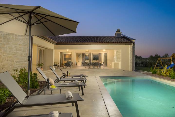 Villa pour 8 personnes, avec Terrasse ainsi que Jardin et Piscine à Loborika - 3