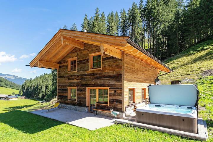 Chalet voor 8 personen, with whirlpool and tuin as well as sauna and terras in Hopfgarten im Brixental