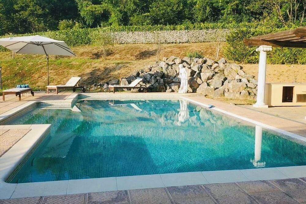 Luxurious  2-bedroom villa with private pool, Ac, Wifi , Vineyard in  Tuscany in Castelnuovo di Garfagnana, Garfagnana