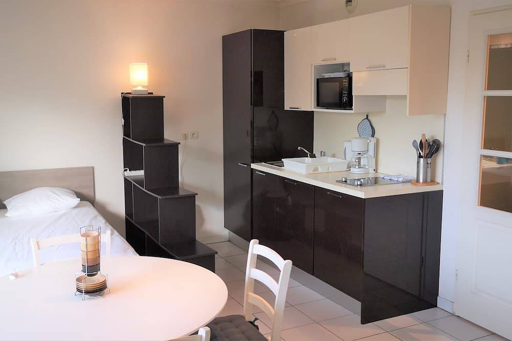 Hel lejlighed, Juan les Pins Front de Mer Studio Apartment Swimming pool Garage Clim 300 m Beach in Antibes, Cannes og omegn