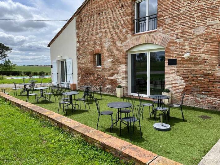 Location de vacances pour 10 personnes, avec jardin ainsi que vue et piscine à Sainte-Foy-d'Aigrefeuille