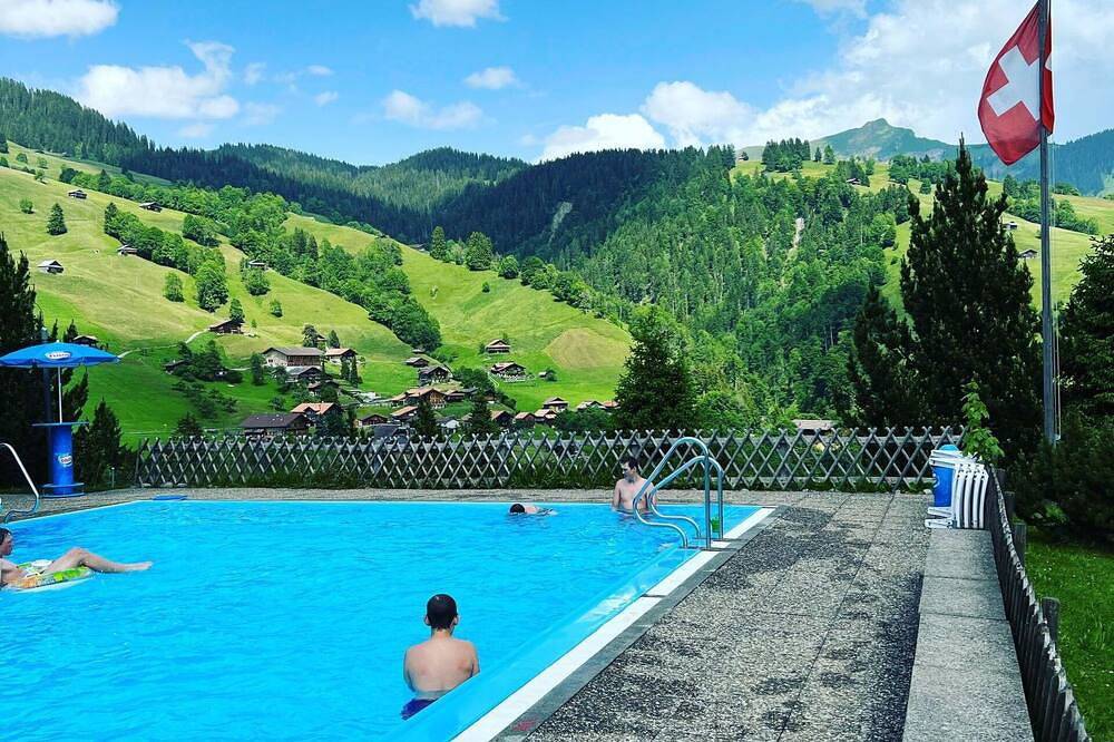 Ganze Wohnung, Gemütliche Wohnung für 8 Gäste mit  W-Lan, Whirlpool, Tv, Balkon und Haustiere erlaubt in Habkern, Berner Oberland
