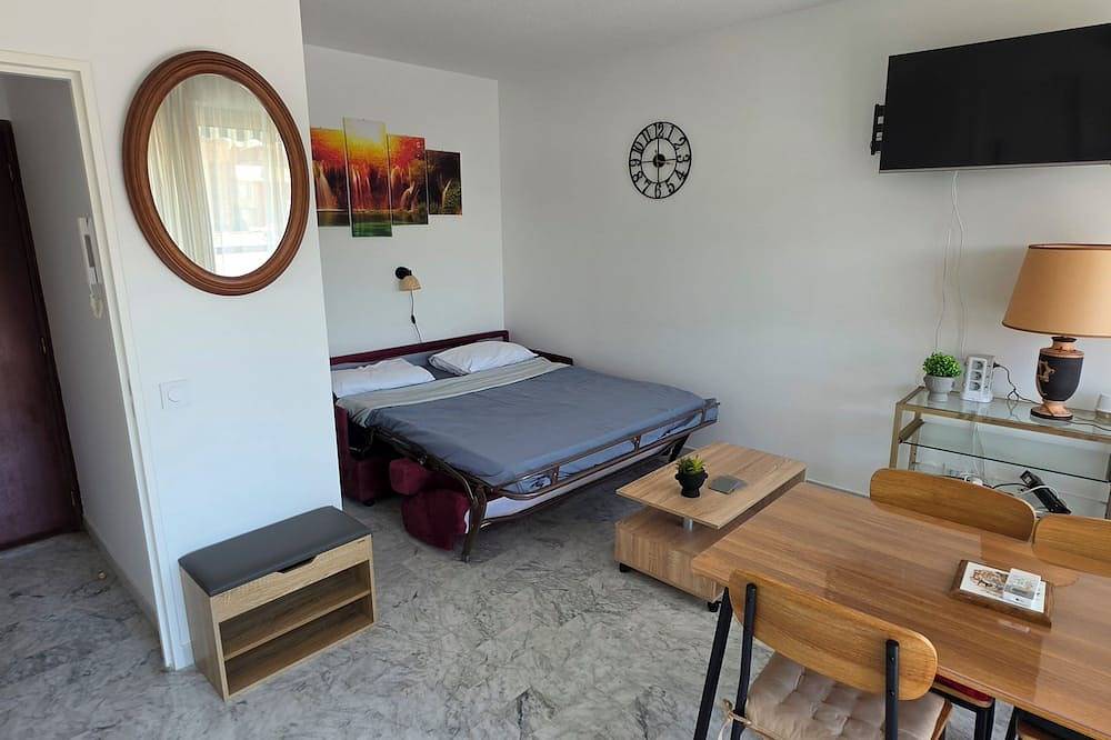 Appartement entier, Studio  centre ville Saint Raphaël tout a pied (gare Tgv, plage et commerces) in Saint-Raphaël, Massif de l'Esterel