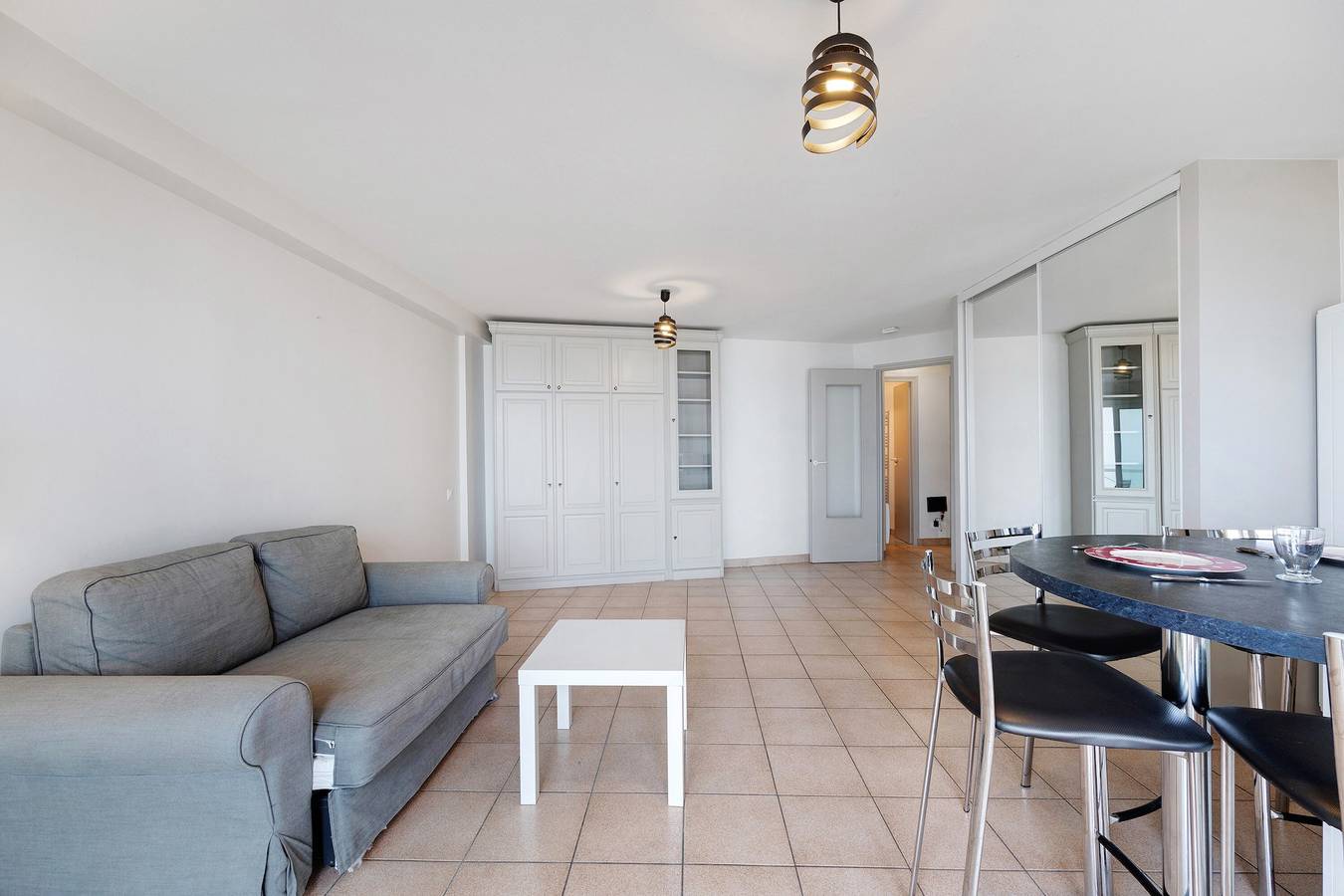 Studio entier, Studio 'Le First Vue Mer' avec vue sur mer et balcon in Les Sables-d'Olonne, Vendée