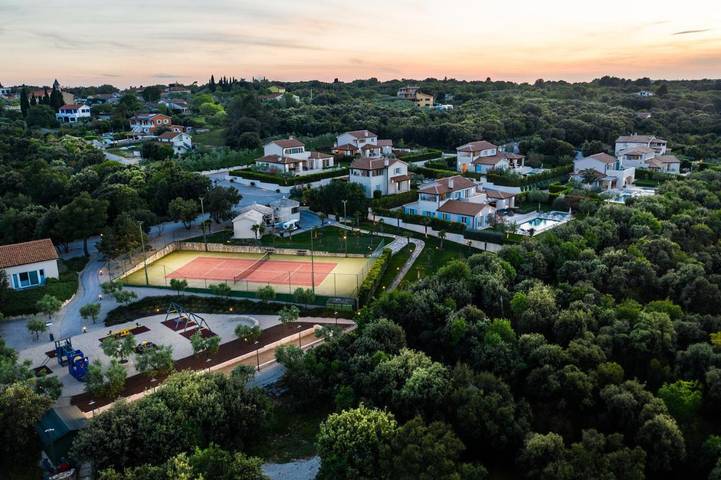 Ferienhaus für 6 Personen, mit Balkon und Terrasse sowie Garten und Pool