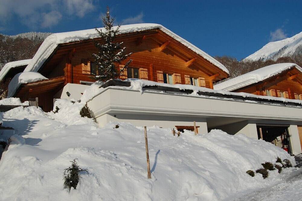 Traditionelles Luxuschalet in der Schweiz in Nähe der Skipisten in Klosters-Serneus, Plessur Alpen