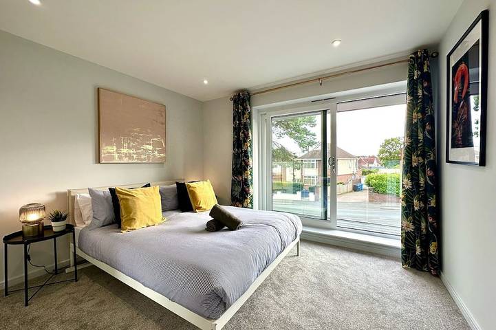 Brand New 4 Bedroom House -Sleeps 9 - Free Parking in Poole, Poole Harbour
