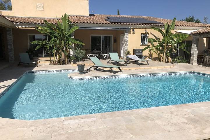 Gîte pour 2 personnes, avec Terrasse ainsi que Jardin et Piscine à Saussines