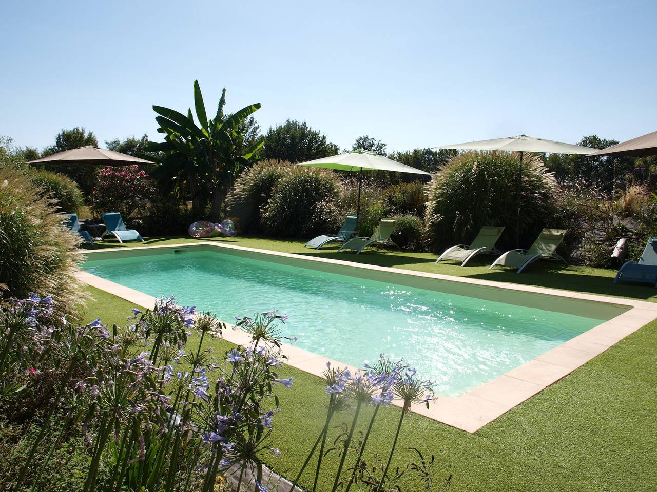 Holiday Home 'Domaine De La Cipière' with Shared Pool, Private Terrace and Wi-Fi in Peyzac-le-Moustier, Périgord Noir