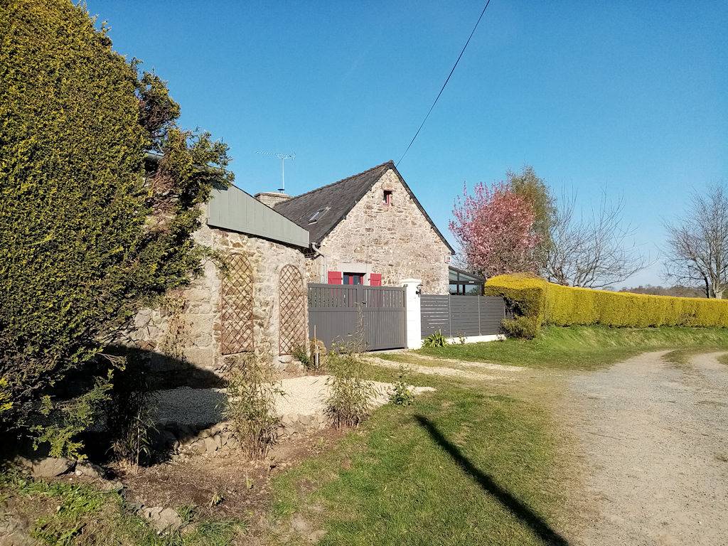 Vue sur le château de la Roche-Jagu, espace détente bain nordique - Chambre d'hôtes in Ploëzal, Région de Guingamp