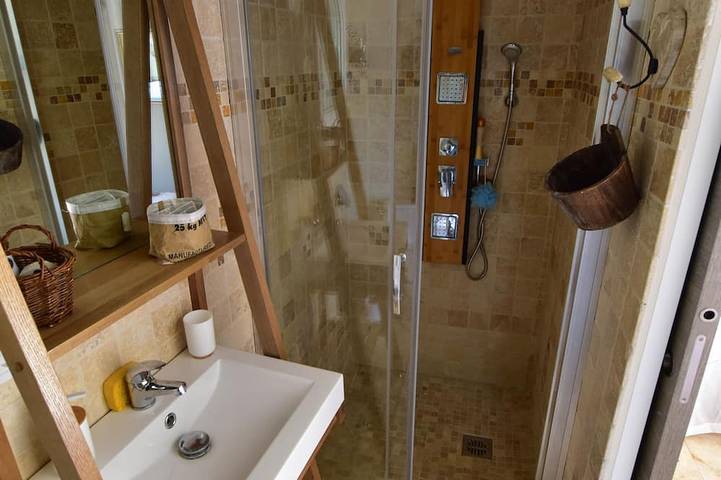 Location de vacances pour 6 personnes, avec terrasse ainsi que jacuzzi et jardin à Vernègues - 4