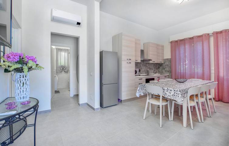 Apartamento vacacional entero, Apartamento con jardín, aire acondicionado, aparcamiento y WiFi a 1,5 km de la playa in Lido di Camaiore, Camaiore