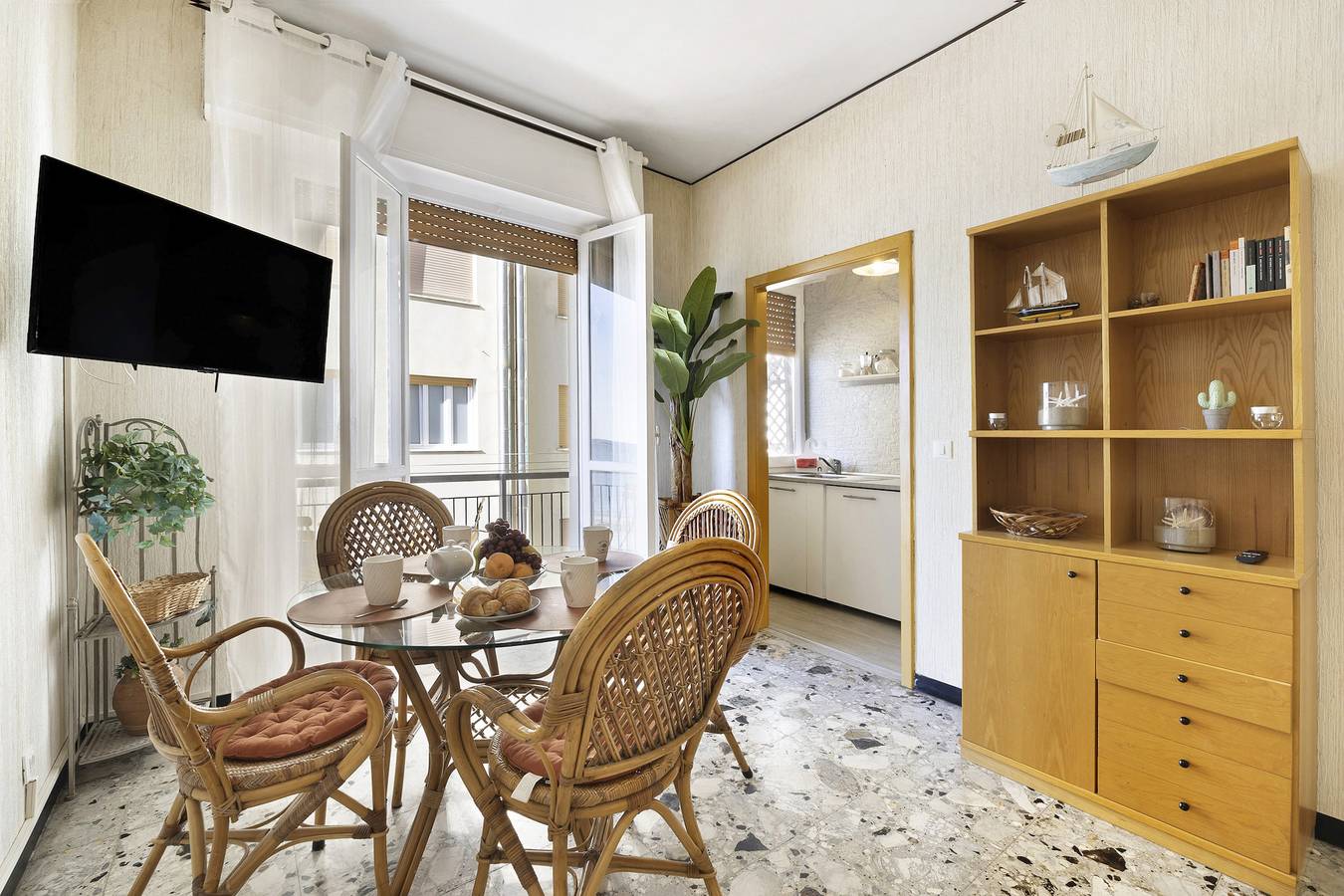 Entire apartment, Holiday Apartment 'Riva Mare 2' Near the Beach with Sea View and Parking Space in Vado Ligure, Riviera di Ponente