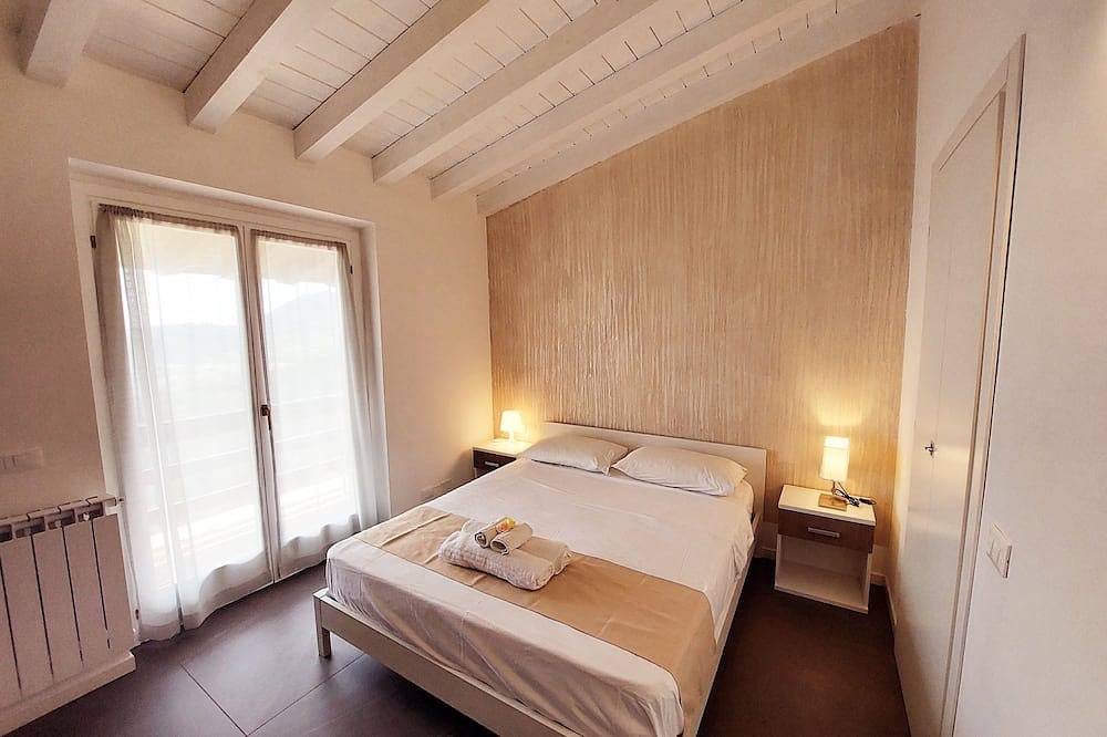 Ganze Wohnung, Bright apartment with pool and amazing view in Villanuova sul Clisi, Gardasee-Berge