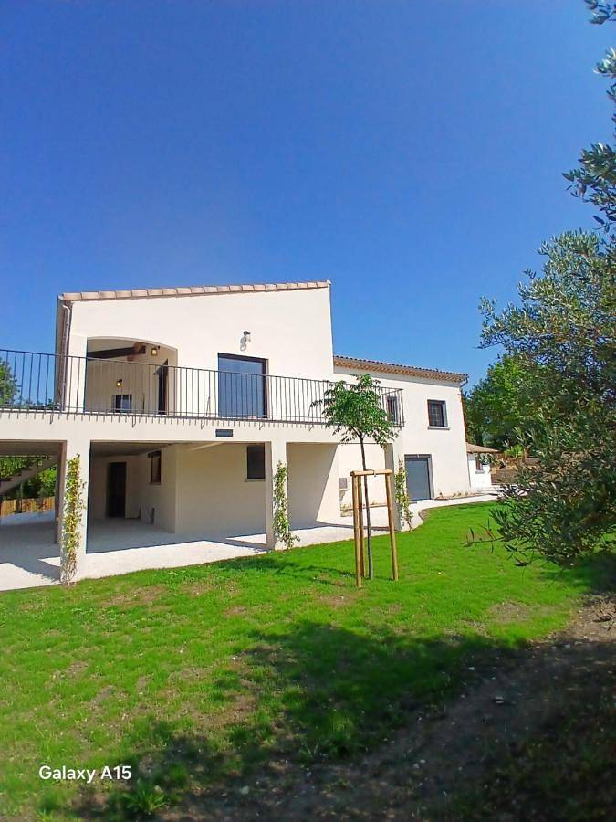 Location de vacances pour 17 personnes, avec piscine ainsi que vue et balcon à La Celle-sous-Gouzon - 3