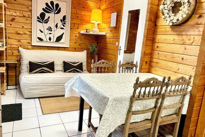 Gîte pour 4 personnes, avec jardin ainsi que terrasse et piscine, animaux acceptés à Juillac - 4