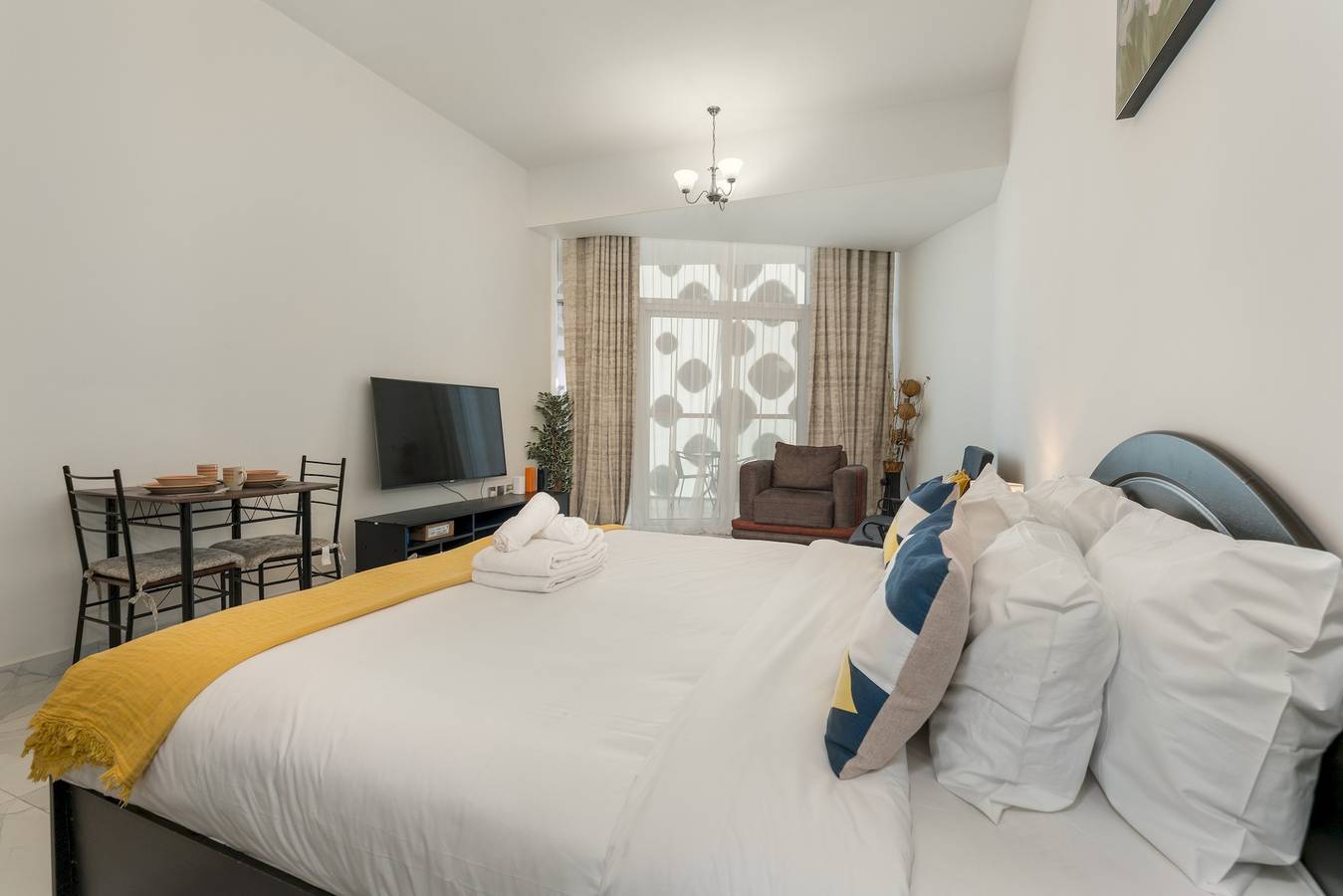 Entire apartment, Brand new studio with balcony in Business Bay in Dubai, Emirate of Dubai