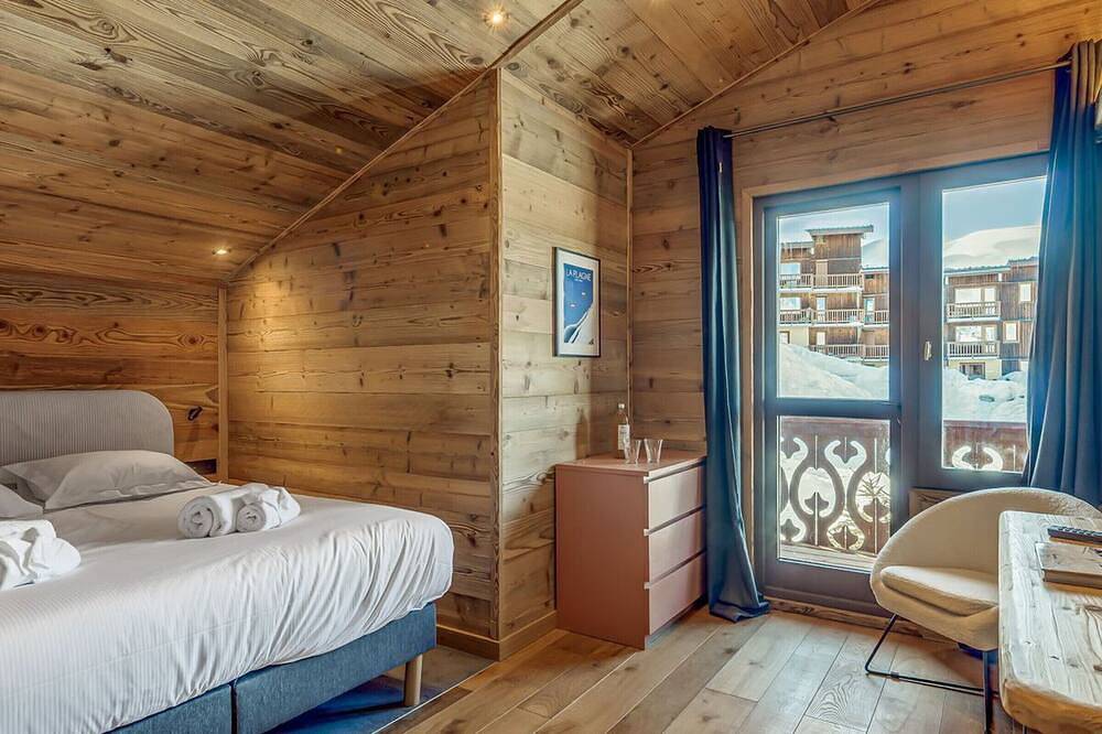 Luxury 5-star chalet, 7 suites, 14 guests, hotel services in Plagne Villages, La Plagne-Tarentaise