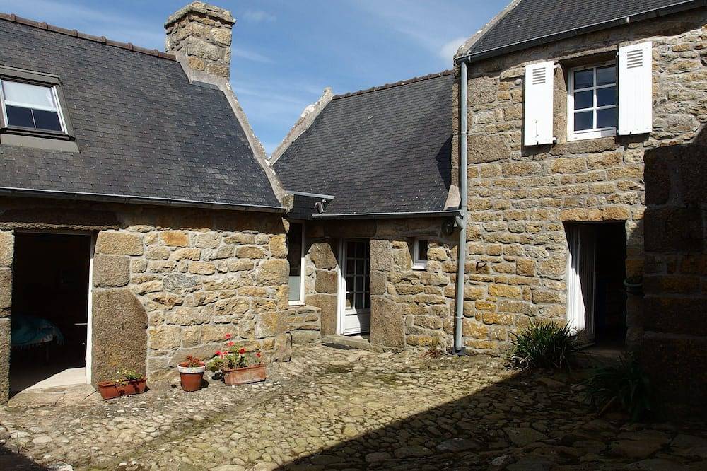 Gite in 17th century barge house, sea 800 m away, pets welcome in Porspoder, Región de Brest