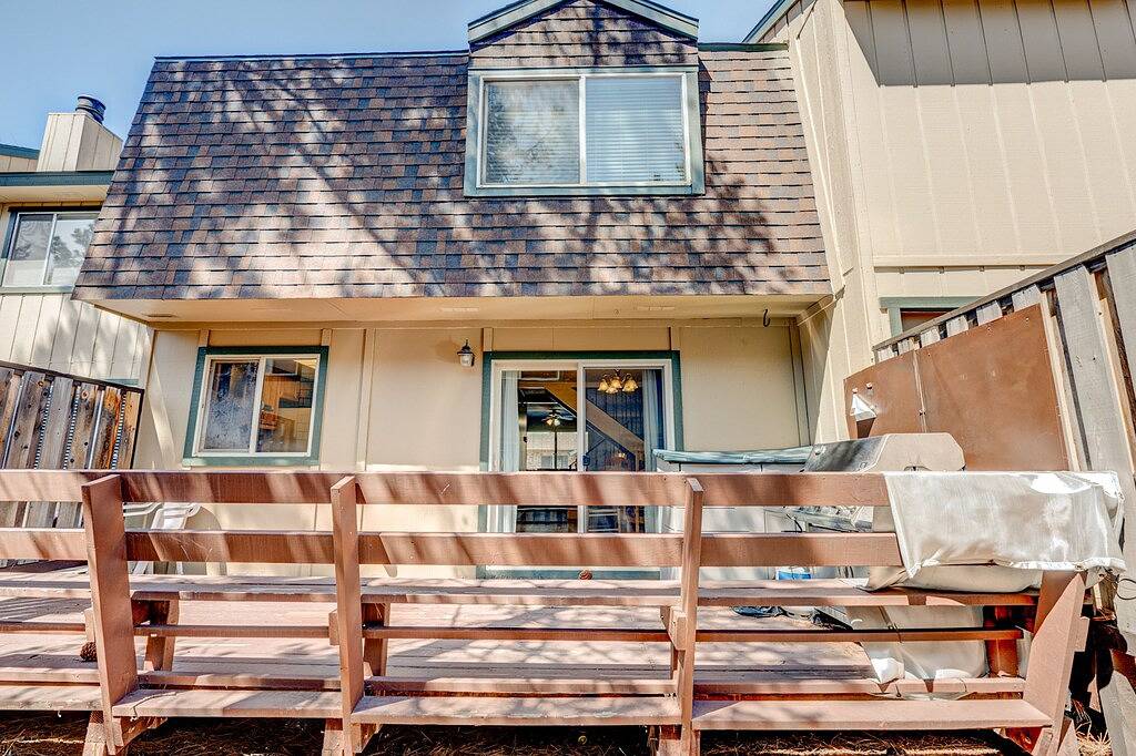 Wonderful year-round escape near skiing & lake with pool, hot tub, & deck in Dollar Point, Placer County