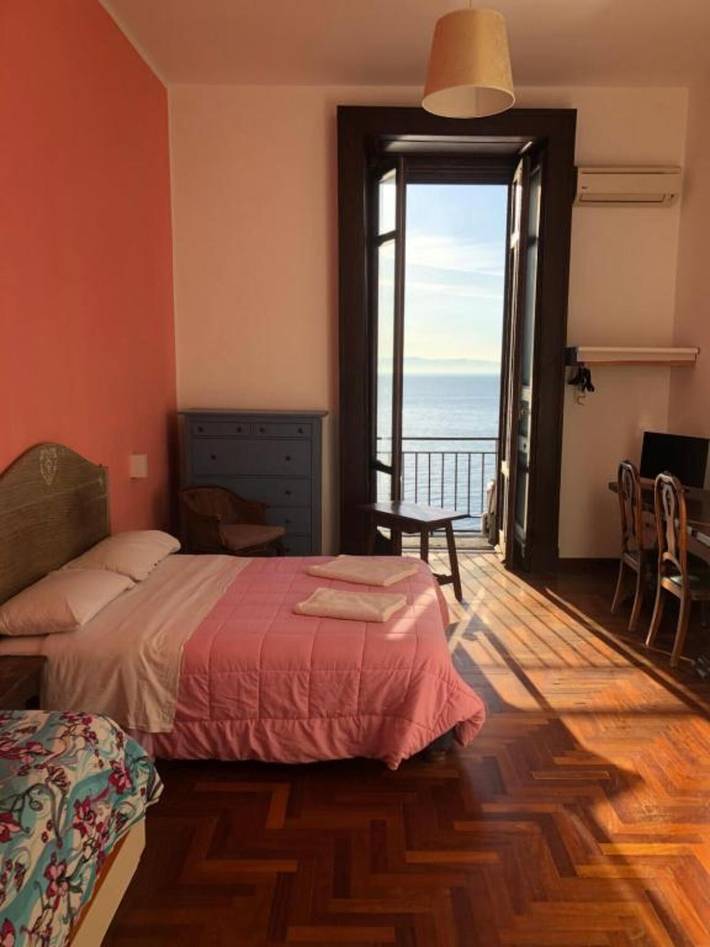 Bed and breakfast for 3 people, with balcony, with pets in Naples