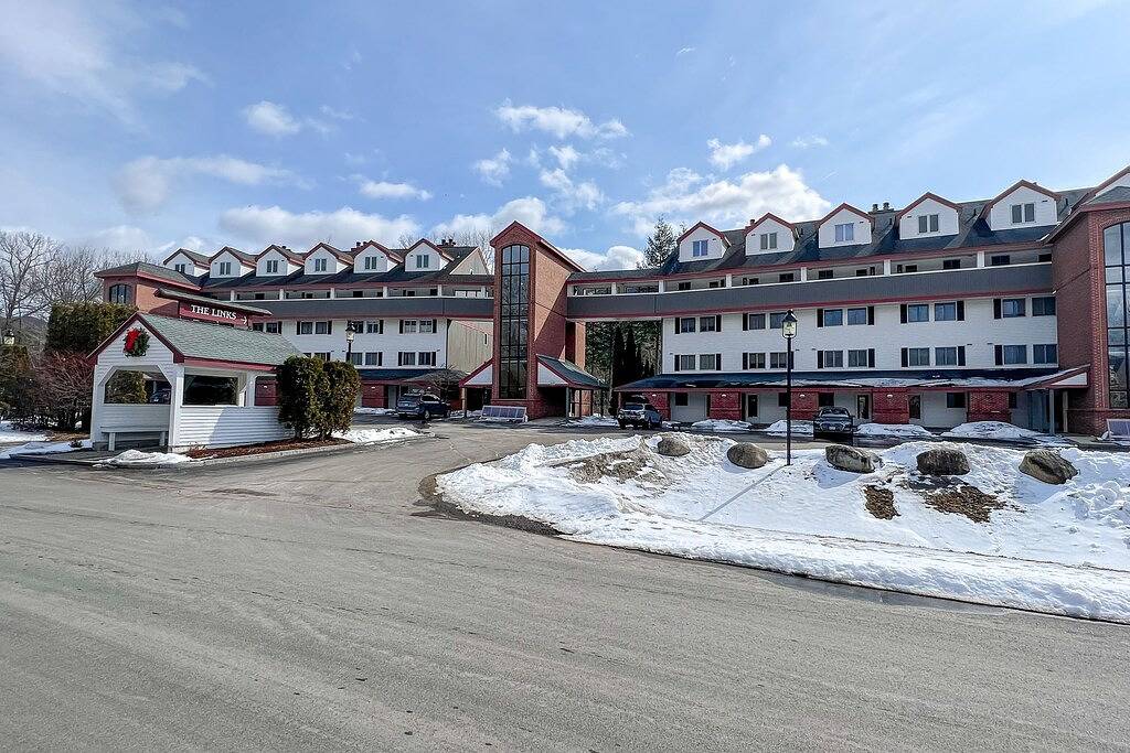 Ganze Wohnung, Riverfront condo with mountain view & ski shuttle: walk to town, hiking, skiing in Lincoln (NH), Franconia Notch