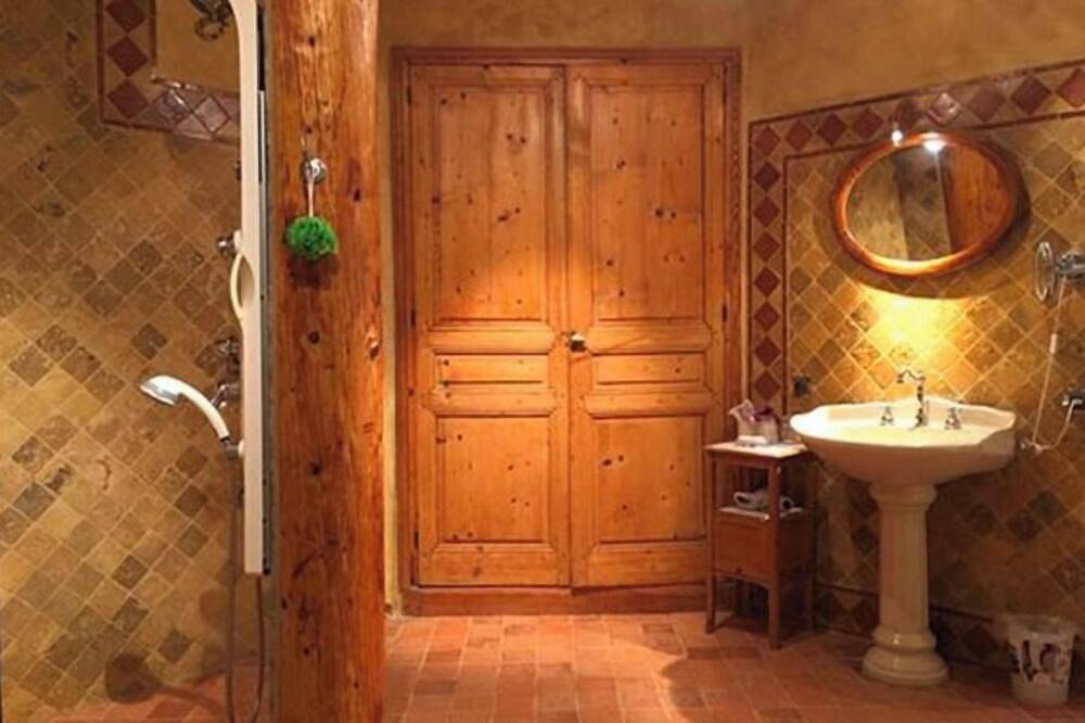 Abstrus gite for 2 people in the heart of the vineyards pets allowed -16 kg in Violès, Vaucluse