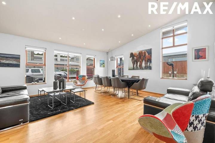 Location de vacances pour 8 personnes, avec terrasse ainsi que jardin et jacuzzi à Mosfellsbær - 3