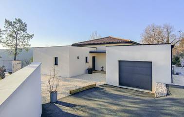 Gîte pour 8 personnes, avec terrasse ainsi que jardin et piscine à Mercuer