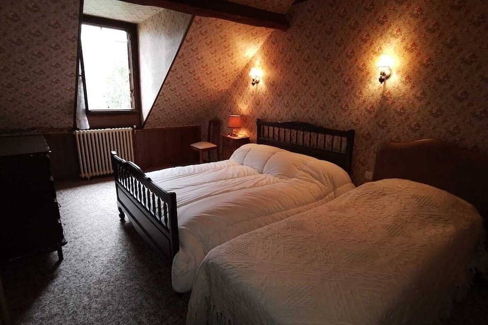 Mountain house in the heart of the village in the upper Aspe Valley in Urdos, Béarn