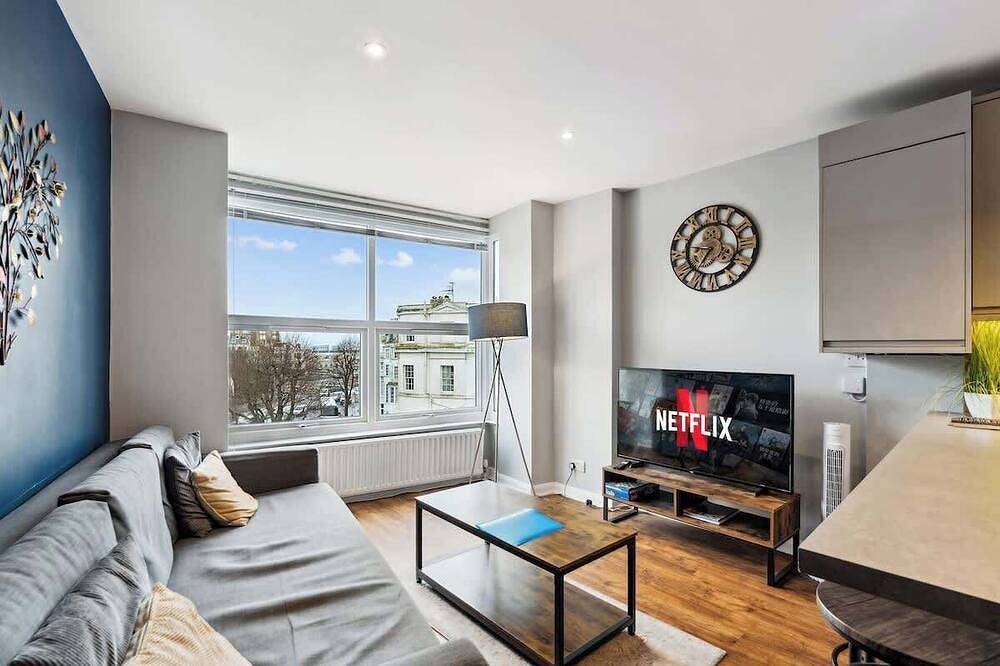 Entire apartment, Beach Access Apartment w/ Pier Views & Near Lanes in Brighton, Sussex