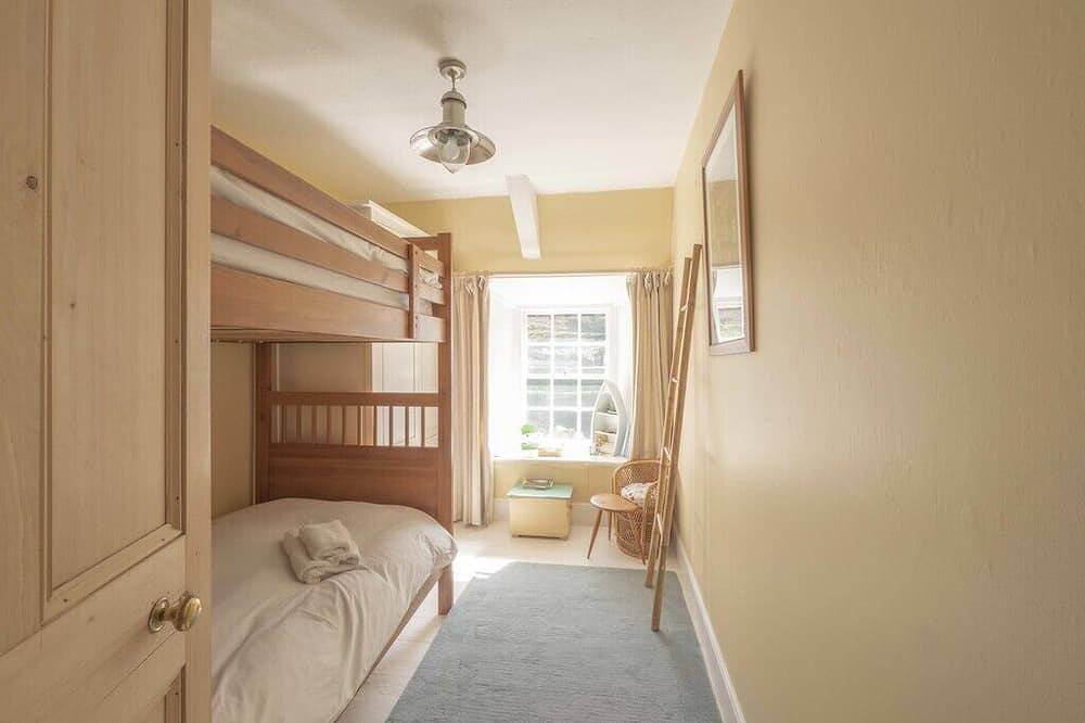 A beautiful harbourside four-bedroom cottage with harbour views in Boscastle, Pentire Point - Widemouth