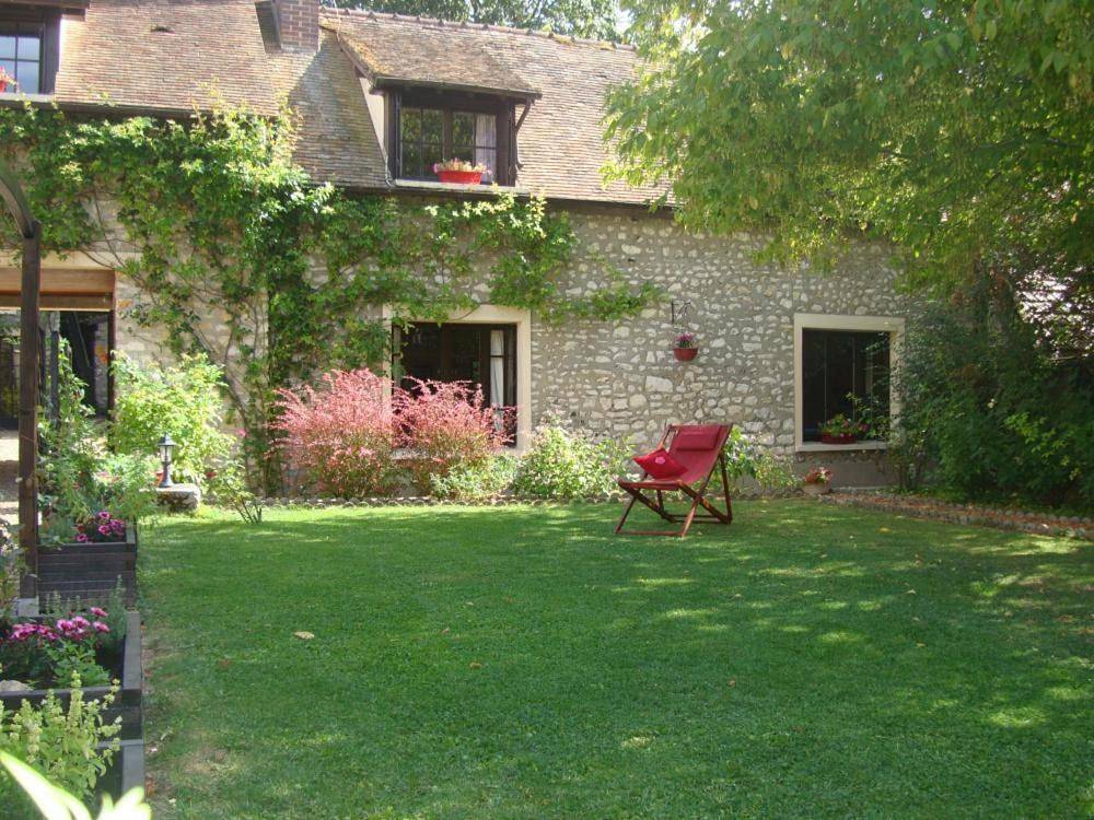 Family Room with Garden View in Breuilpont, Région d'Évreux