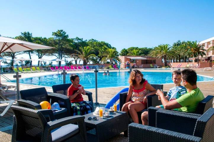 Parc de vacances pour 4 personnes, avec terrasse ainsi que jardin et piscine à Taglio-Isolaccio - 3