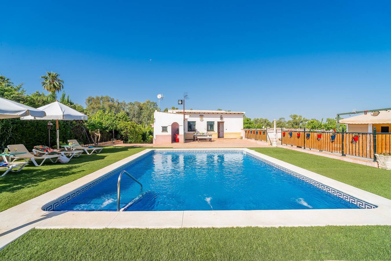 Holiday Home 'Casa Rural Carmo' with Private Pool, Wi-Fi and Air Conditioning in Carmona, Provinsen Sevilla