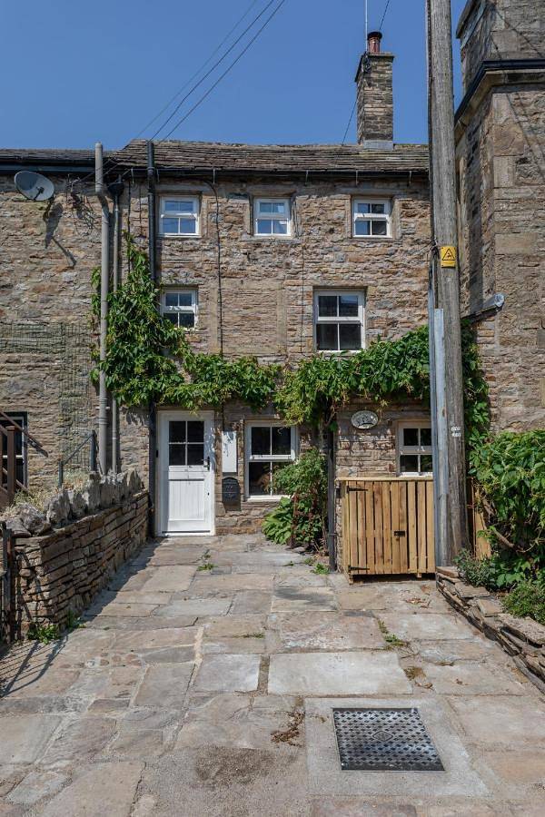 Chapel Cottage with Log Burner (Dog Friendly) in Hawes, Yorkshire Dales National Park
