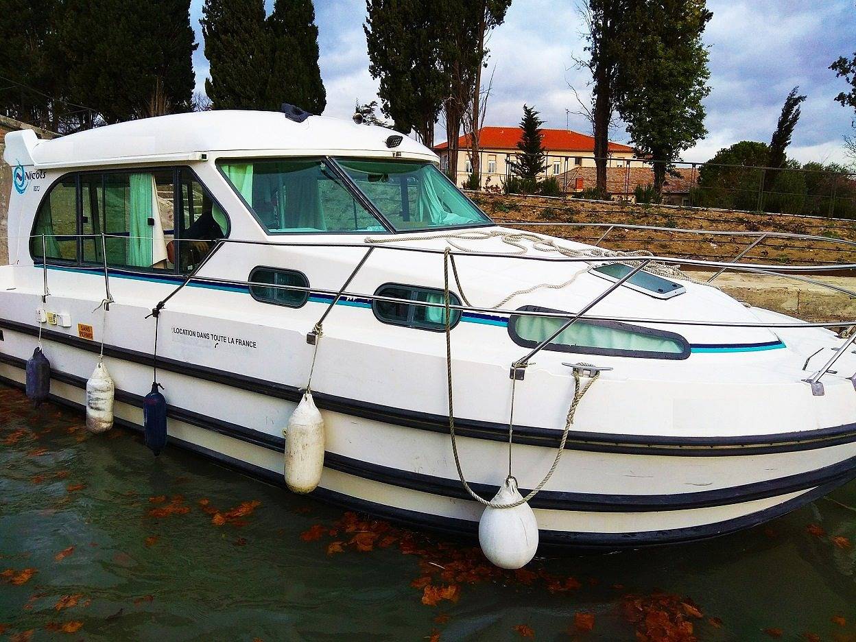 Bateau sans permis, canal du Midi, à quai ou navigation in Béziers, Côte d'Améthyste