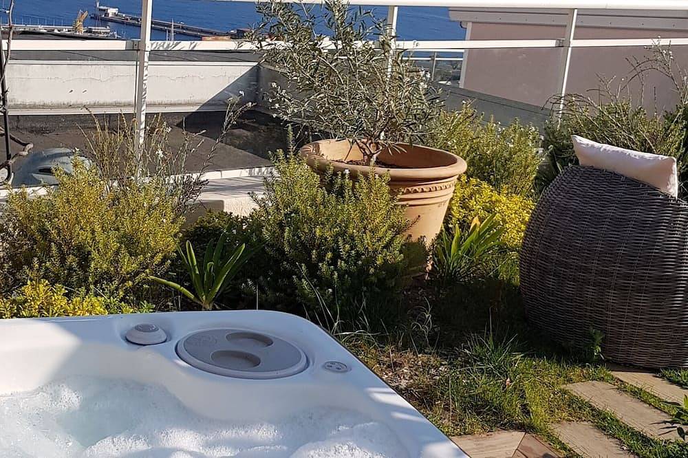 Ganze Wohnung, Rooftop villa with Jacuzzi and sea view 50m from Monaco. in Beausoleil, Nizza und Umgebung