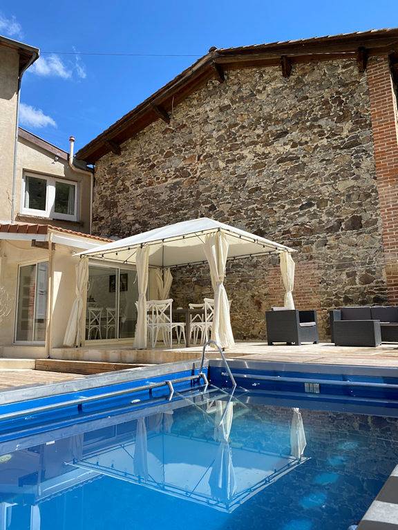 Gîte pour 6 personnes, avec jardin et terrasse ainsi que jacuzzi et piscine