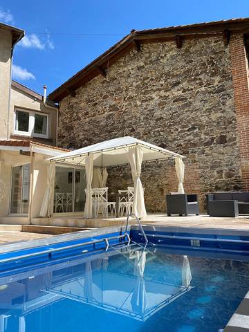 Gîte pour 6 personnes, avec piscine et jacuzzi ainsi que terrasse et jardin à Saint-Uze