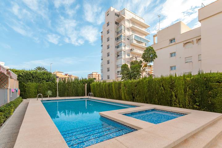 Apartamento para 4 personas, con jardín y piscina para niños en San Juan Playa (Alicante)
