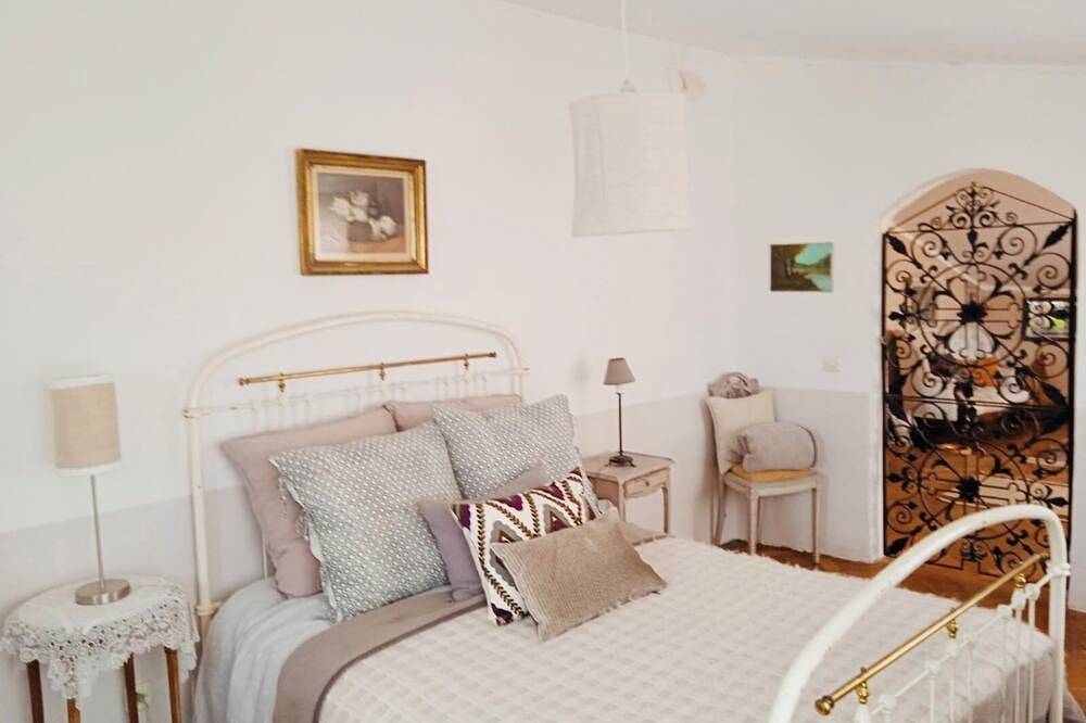 A L'ombre des Dentelles Maison du 13ème Siècle Entièrement Restaurée in Sarrians, Vaucluse