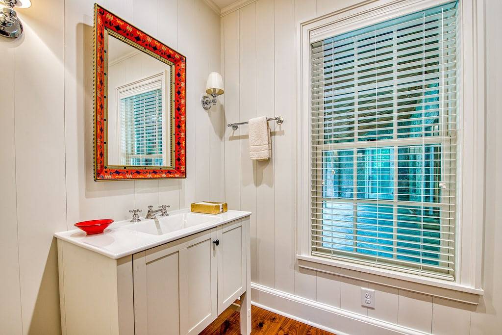 Luxe lakefront home with dock, kayak, canoe, home gym & great outdoor spaces in Lake Toxaway