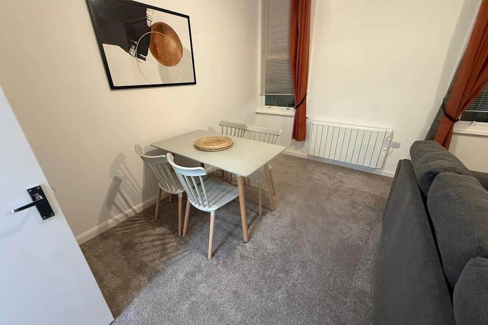 Entire apartment, Sleek 1-Bed Flat near Warwick Castle + Parking in Warwick, Warwickshire