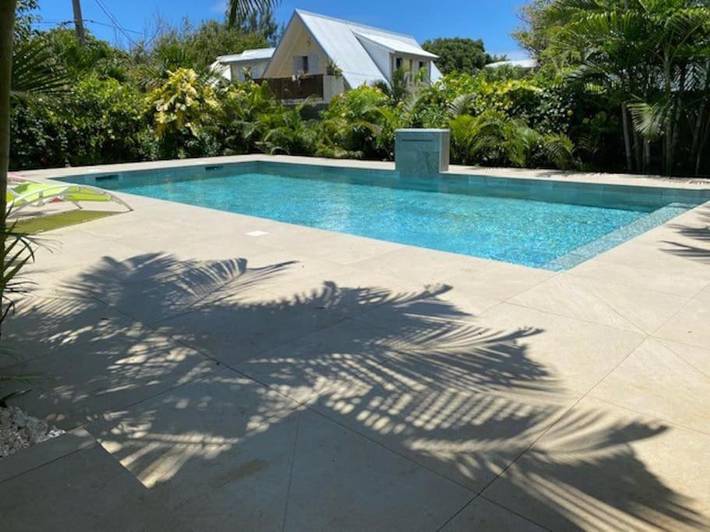 Location de vacances pour 10 personnes, avec vue ainsi que piscine et jardin, animaux acceptés dans Plage de Trou d'eau - 2