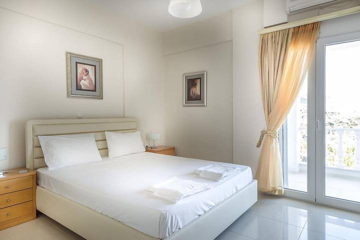 Eine Villa am Meer mit Swimmingpool in Achlia, Lasithi