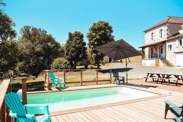 Location de vacances pour 11 personnes, avec Balcon et Terrasse ainsi que Jardin et Piscine à Plieux